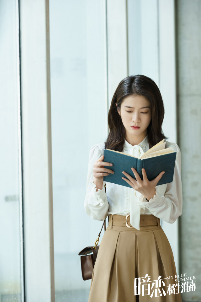 演出了洛枳从学生时代小心翼翼的靠近,到再相遇时并肩而行的甜蜜,心境