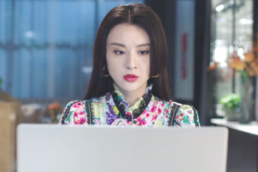 为了贴合电视剧《法医秦明之读心者》中时尚女魔头罗琦的形象,甘露下