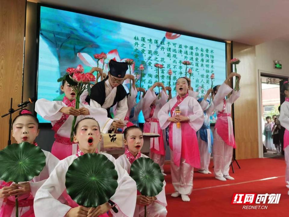衡南一中党委书记贺朝晖与教师谈心交流.