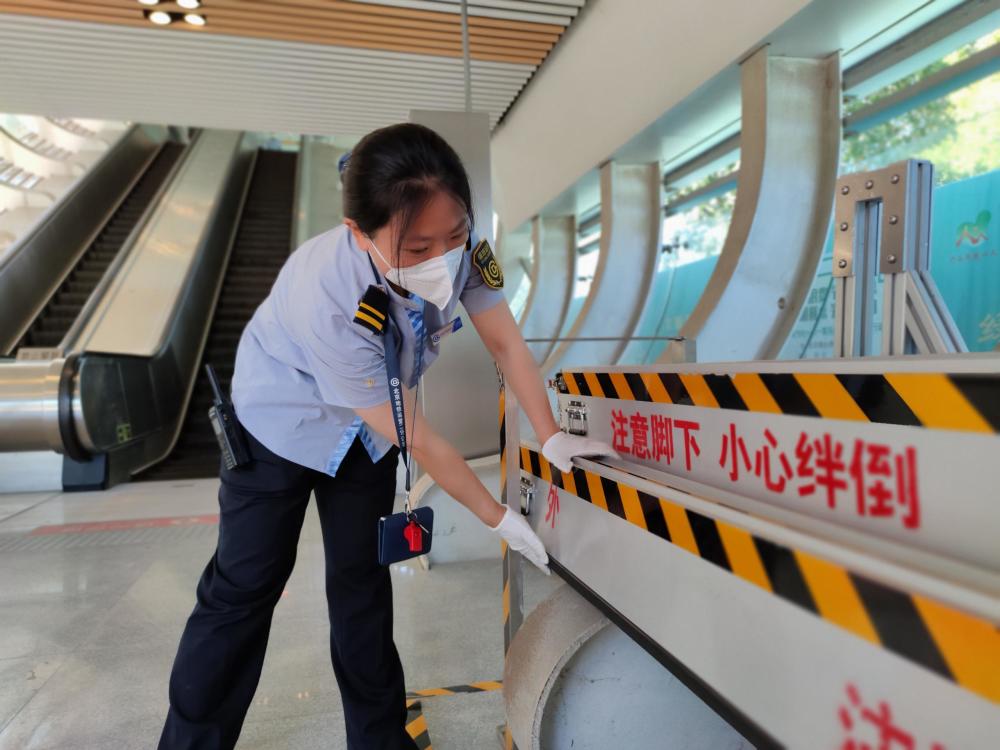 应对汛期，北京地铁配万余块高强度挡水板、86万件一次性雨衣