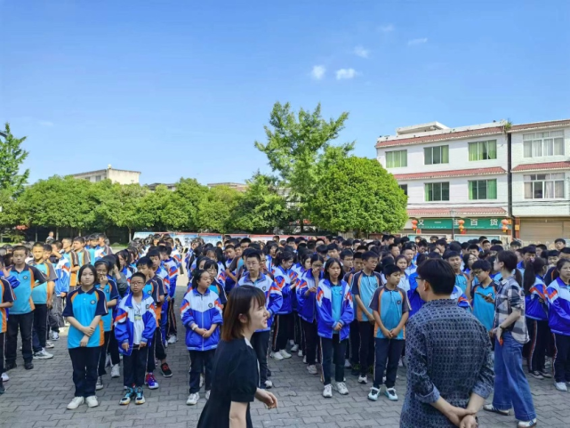 镇中心幼儿园托管小朋友有序到操场避震▲震后学生在操场避险,芦山