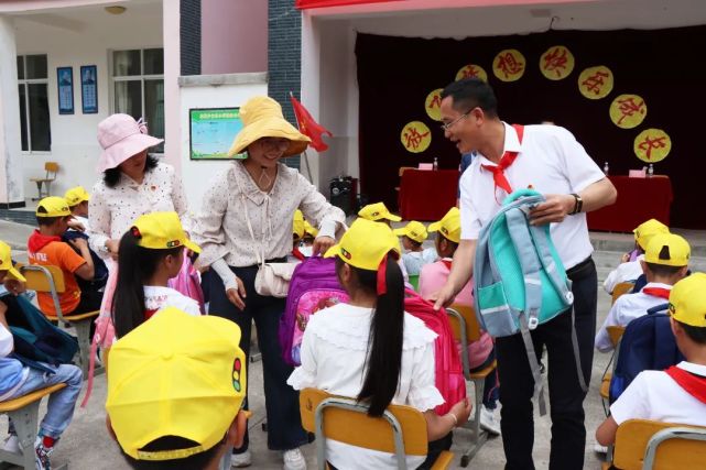 张洪军与鹤庆县金墩乡古乐小学师生欢度"六一"国际儿童节