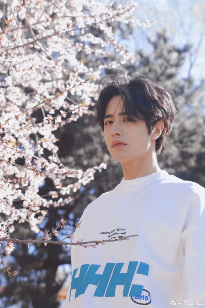 碰福利|送【罗正】签名照_腾讯新闻