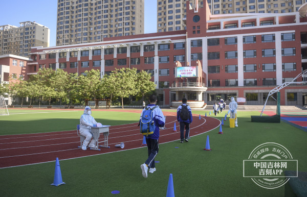 6月2日7时许,长春市第五十六中学小学部六年级的135名学生陆续来到