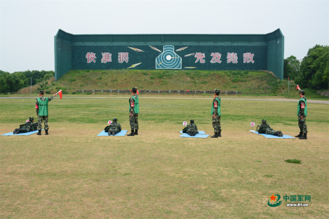 组织全体新兵进行首次实弹射击,期待已久的新兵们昂首阔步走上靶场