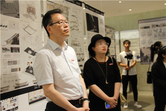 培华姜波和女学生图片