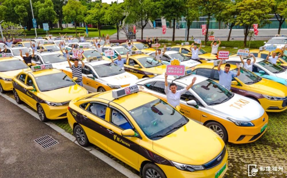 启动仪式上,来自华榕,华威,公交等多家出租车企业的爱心车辆系着搪 