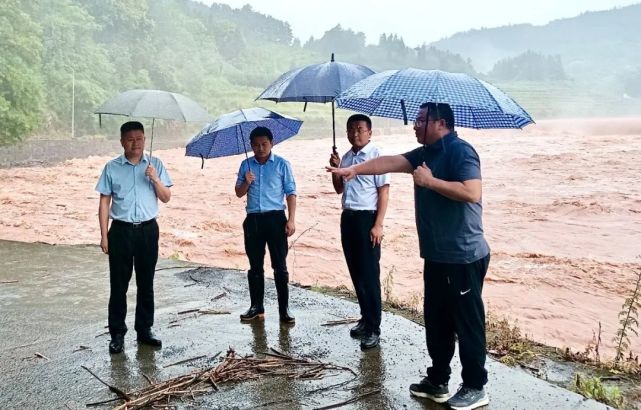 迎战强降雨丨泸溪县检察院检察长张斌深入联点村调度抗灾救灾工作