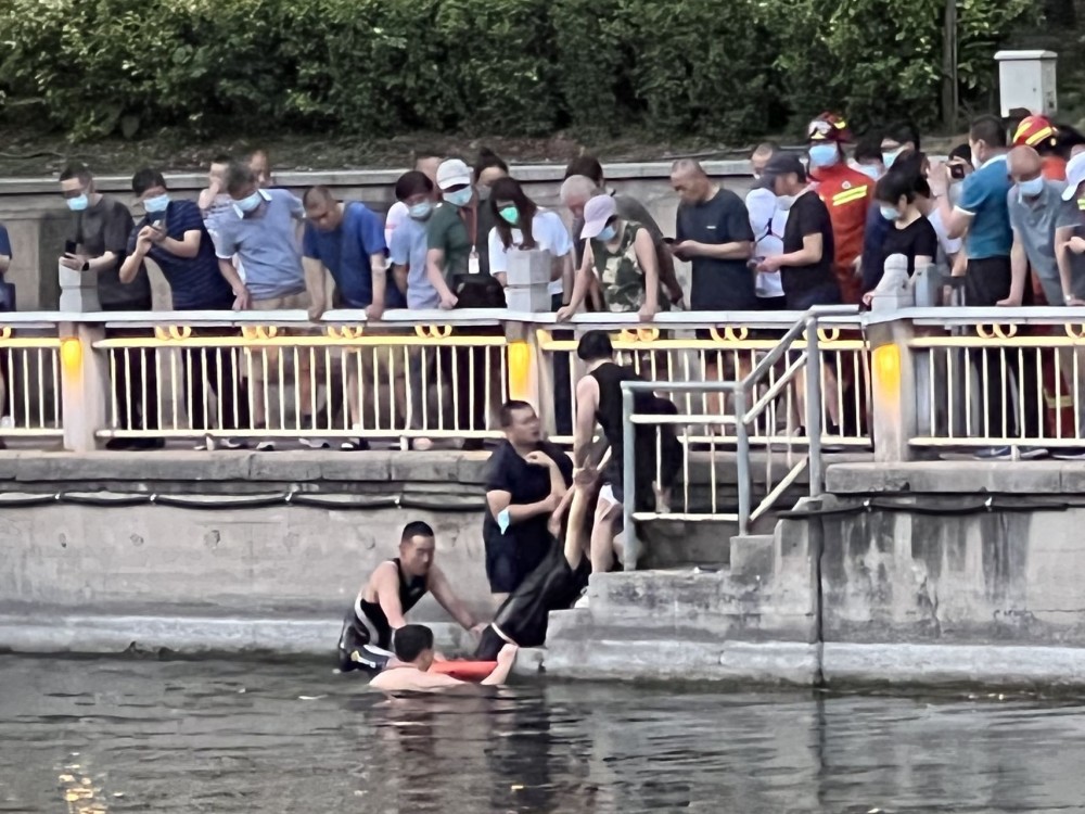 征集线索寻找好心人南护城河有人溺水他们接力下水救人