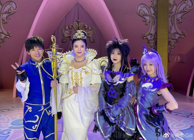甜！35岁“黑魔仙小月”嫁小10岁导演男友，民政局领证现场照曝光_腾讯新闻