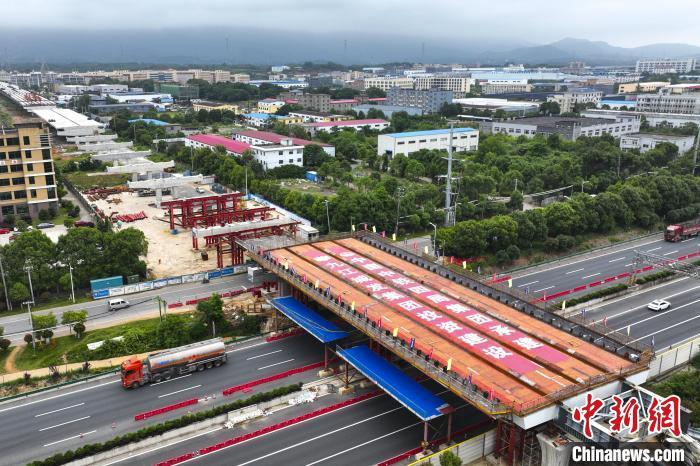 江西九江新建快速路上跨福银高速钢混组合梁完成顶推