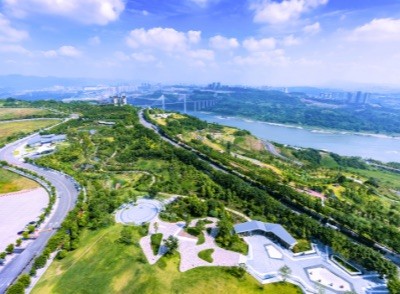 近年来,两江新区充分利用独特的山形水势,规划出了悦来滨江公园,金