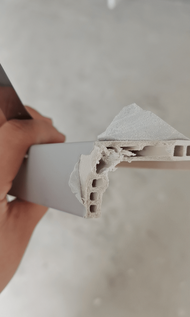 在某个门业店内选材,而该店老板为了成交,只是一味的强调是实木免漆门