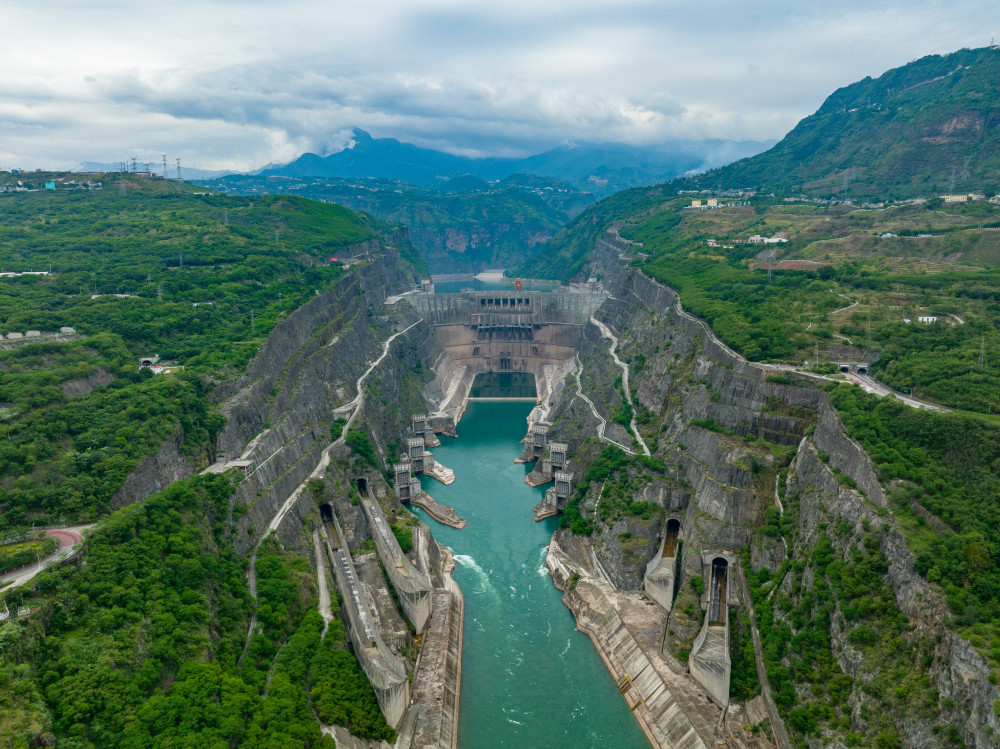 溪洛渡水电站位于四川省雷波县和云南省永善县交界的