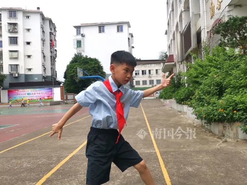 老师一个动作广西这个小男孩火了