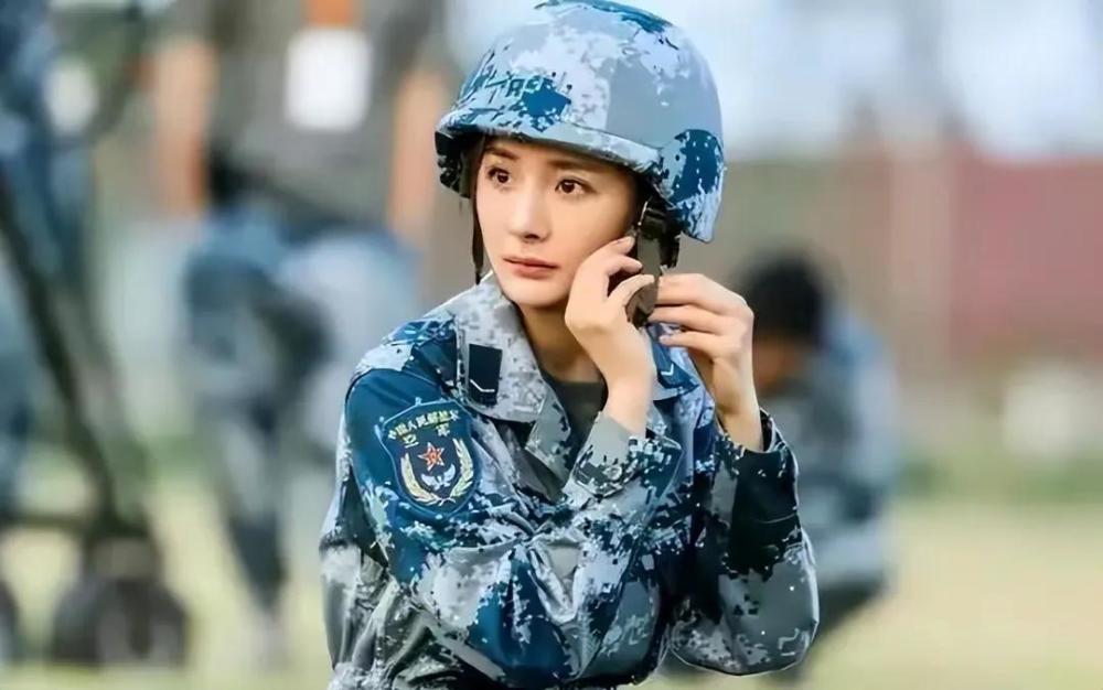 10個穿軍裝的女星bab跟許晴李小冉張馨予比有點花裡胡哨了