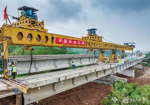 武汉新港江北铁路3标段全线架梁完成