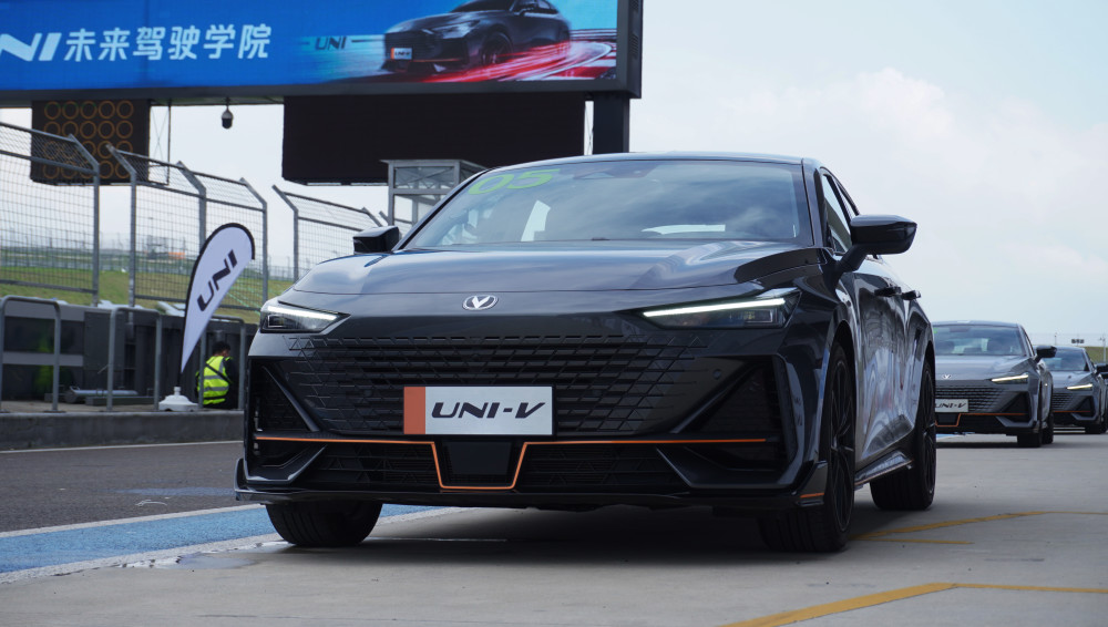 赛道试驾长安UNI-V：1.5T配电动尾翼，关键这车才10.89万起！波音787对标空客什么机型