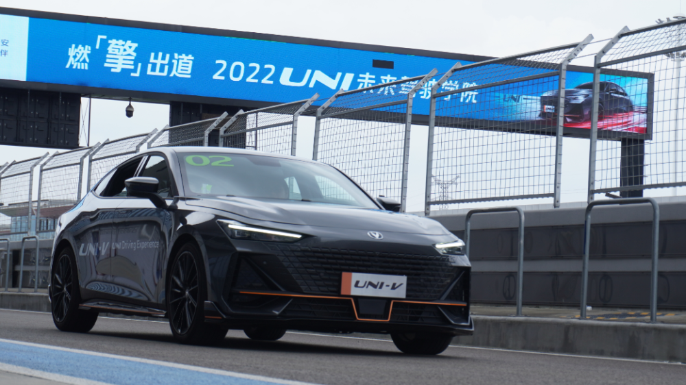 赛道试驾长安UNI-V：1.5T配电动尾翼，关键这车才10.89万起！波音787对标空客什么机型