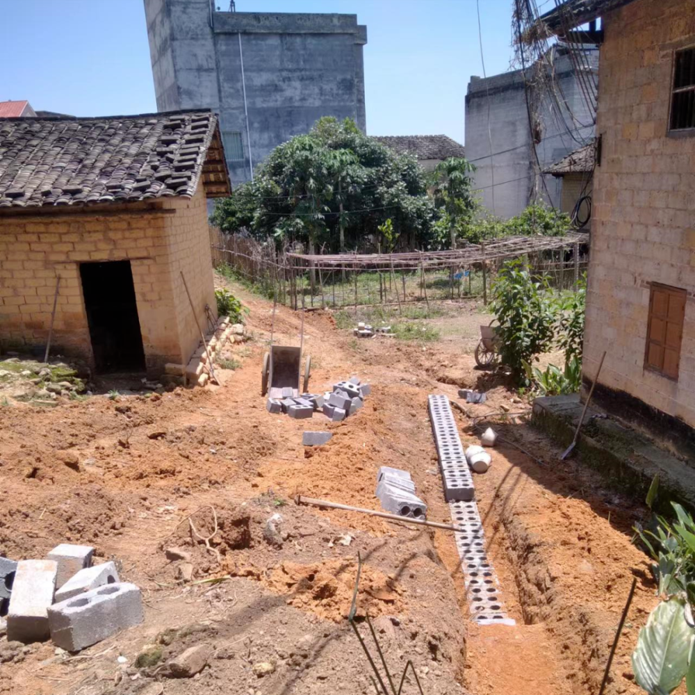 广西平南县思旺镇花玲大坝塘谢家热火朝天建设美丽乡村绿化修路