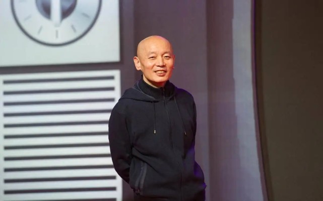 葛优夫妇带神秘男孩逛公园,葛太太罕见露真容,皮肤细腻气质出众