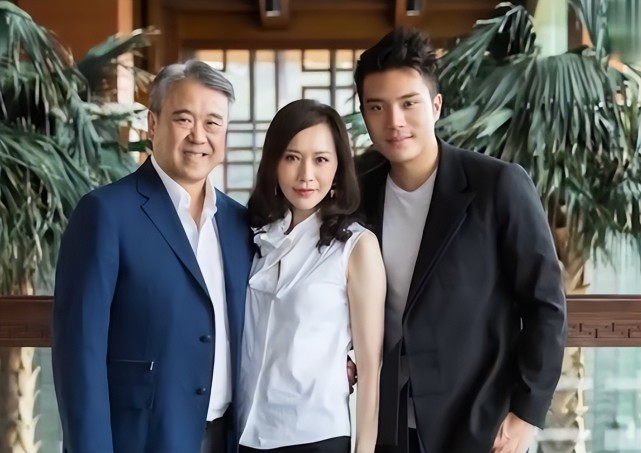 郑裕玲晒聚会照为吴美珩庆生,对方嫁百亿富豪,儿女双全太幸福