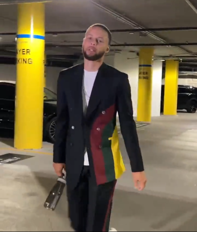 今天库里一身西服套装十分帅气,面对镜头,库里再次将头扭到一旁,做出