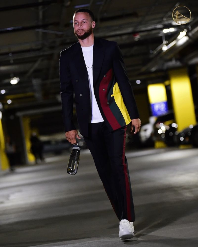 库里领衔勇士全队到场帅气亮相做经典动作一数据霸榜无愧三分之王