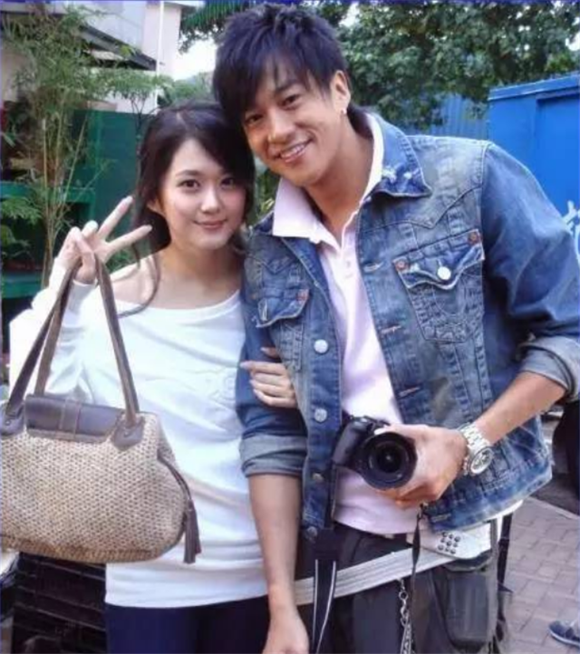 张娜拉和韩国艺人金南佶,前年d社曾发布了金南佶张娜拉将于11月结婚的