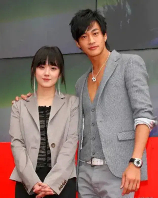 陷入人生低谷期间,张娜拉曾恋上韩国艺人金南佶,两人相扶相持一度步入