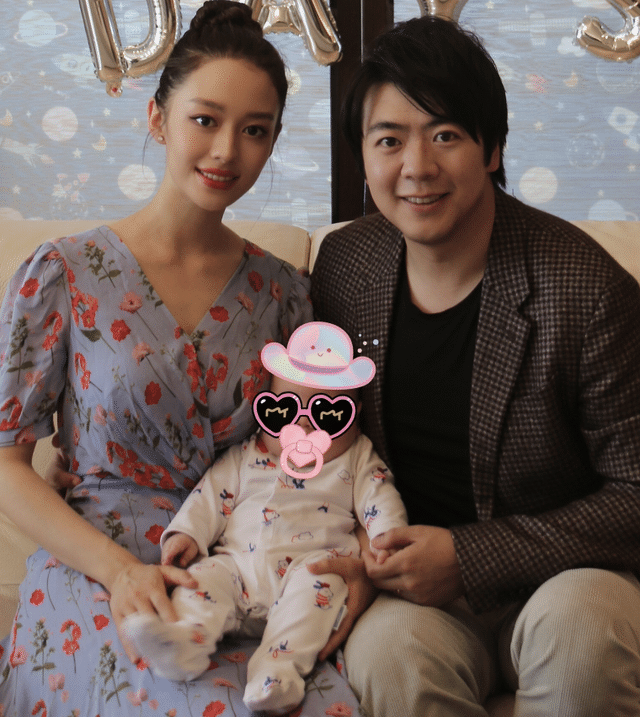 郎朗晒照庆结婚三周年,送鲜花仪式感满满,吉娜当妈后身材依然曼妙