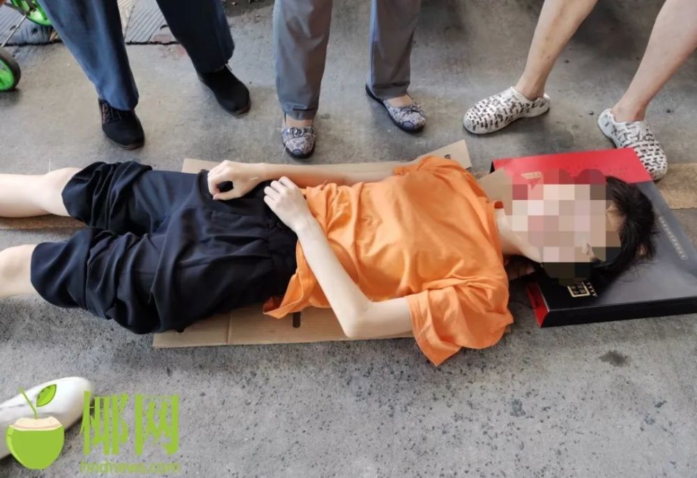 很突然海口一女大学生街头晕倒不省人事情况紧急谁来救她