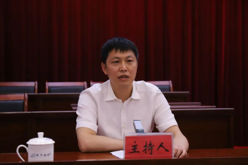 6月2日,市委书记陈显卿主持召开市委理论学习中心组(扩大)学习会议