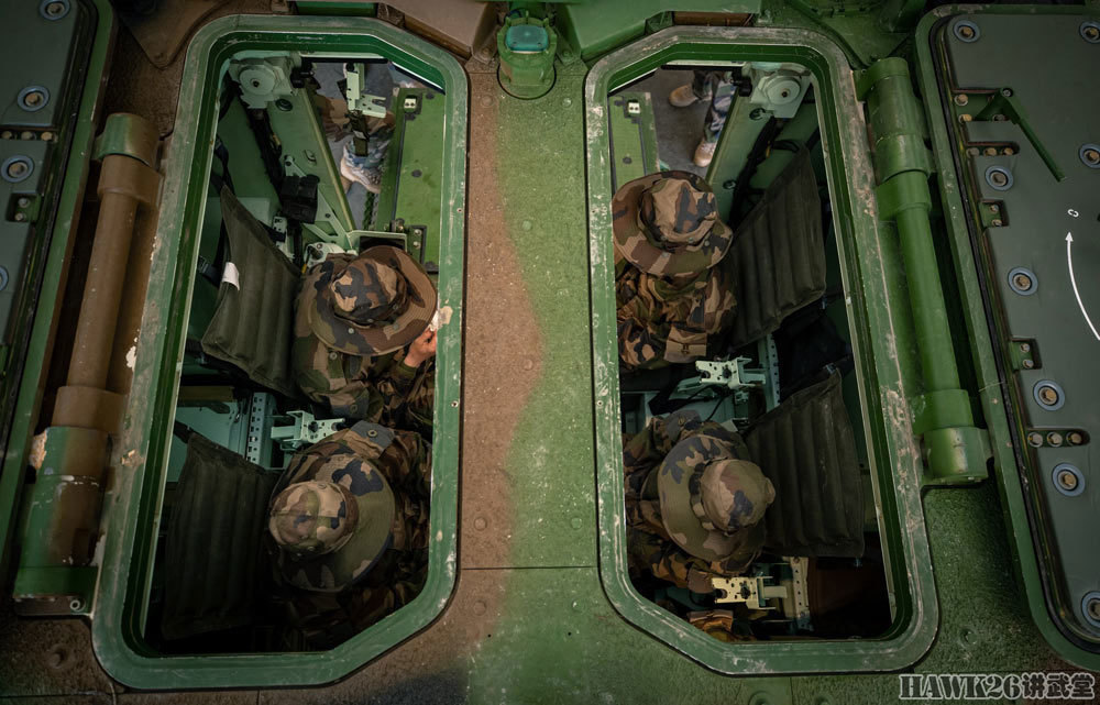 法国第35步兵团训练预备役士兵操作vbci步兵战车安全放在首位