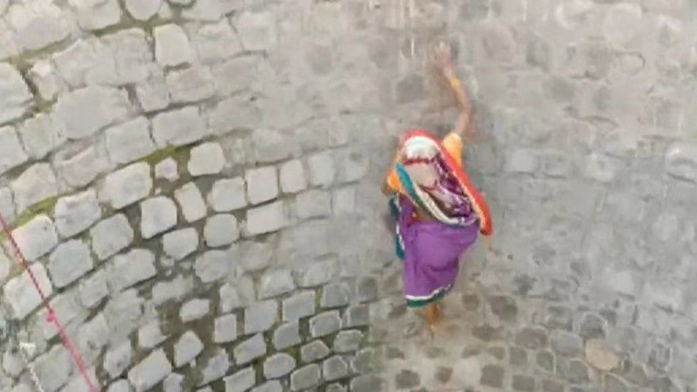 印度中央邦严重缺水：女子徒手爬井取水民众批政府不作为（图）