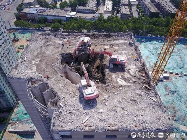 济南齐鲁宾馆二期拆除进展迅速!157米高楼已拆掉一半