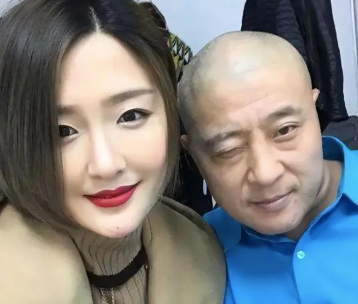 还有"赵四"扮演者刘小光,在直播间里公然卖起了卫生巾,就算