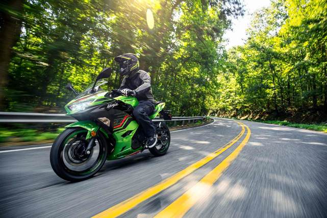 498万起川崎ninja400新款上市马力偷涨2匹