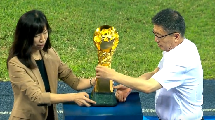 伴随着中超主题曲《超越》,山东泰山队长郑铮完成火神杯交接仪式;中国