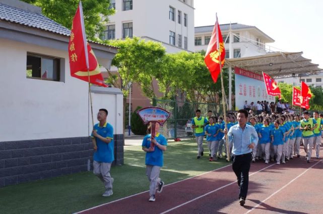 静宁二中薪火相传励志远航静宁二中2022届高三高考送考暨2023届传承