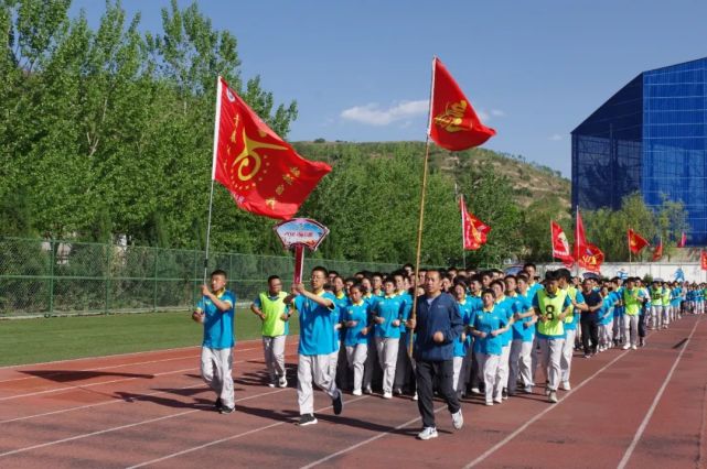 静宁二中薪火相传励志远航静宁二中2022届高三高考送考暨2023届传承