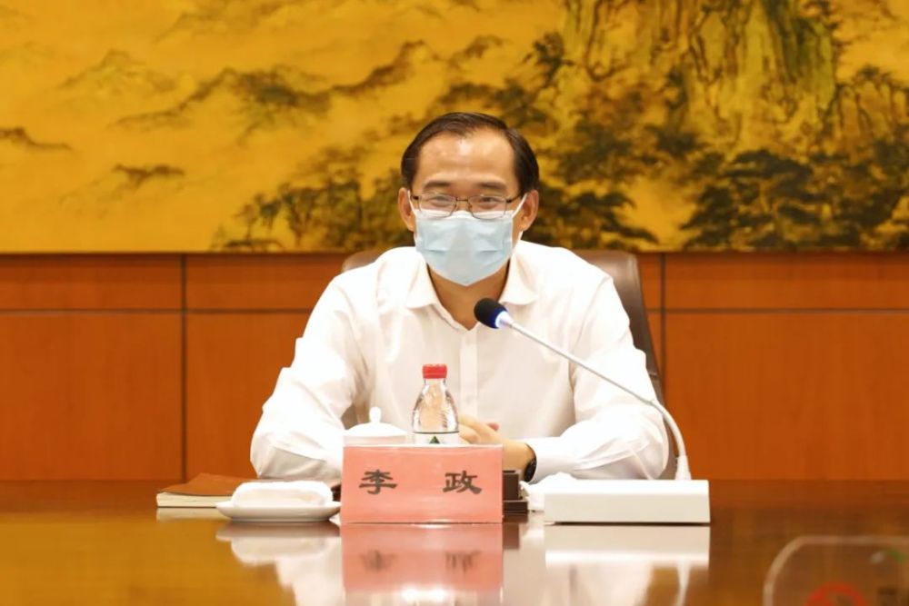 区委书记李政调研疫情防控和经济社会发展工作