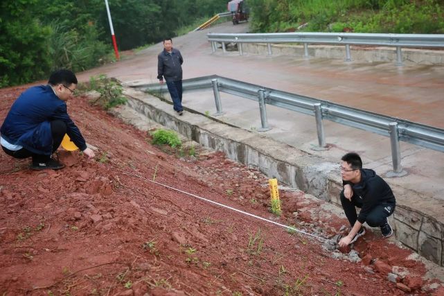 個小時車的小編暈暈乎乎下了車榮昌區銅鼓鎮高速公路出口5月26日早上9