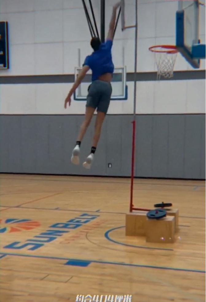 征服篮板上沿曾试训过湖人队摸高404米的他却无法进入nba