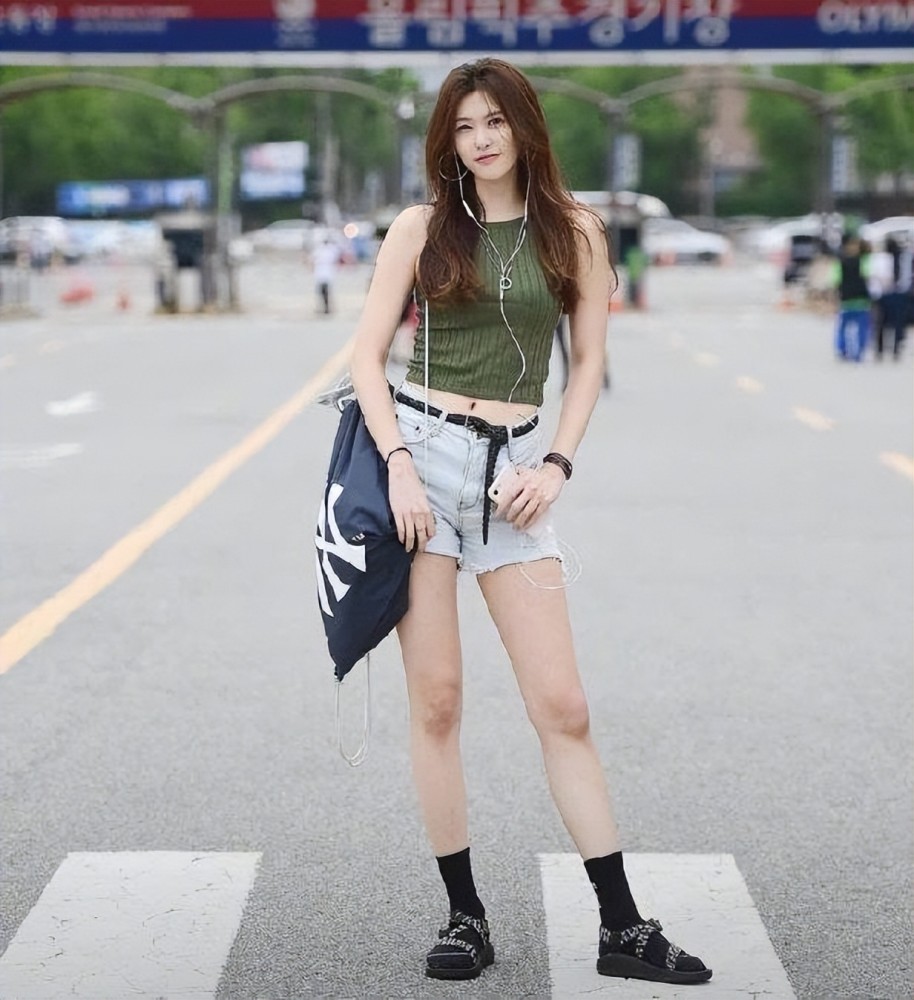 韩国街拍分享满大街时尚的女人露脐装好多人在穿