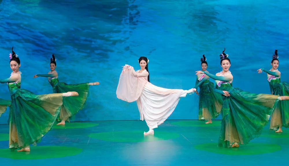 央视端午晚会:10人主持团合体表演,众女星古装扮相比美,罗云熙李一桐