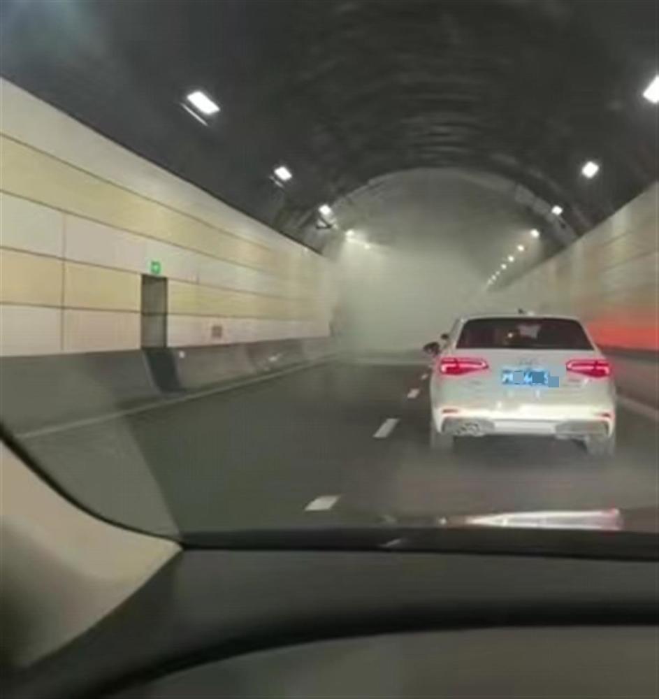 上海人民路隧道被撞现场喷水，警方：无人受伤，已抢修完毕识人不会的意思2023已更新(腾讯/知乎)识人不会的意思