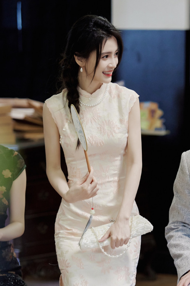 angelababy真是美人坯子!穿旗袍摇蒲扇像民国贵妇,90度夹腿坐太牛