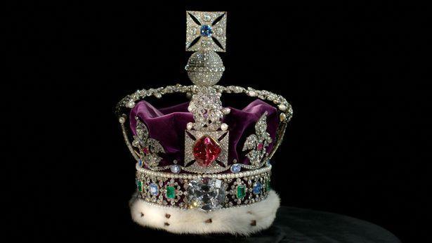 欲戴其冠必承其重英国女王抱怨价值2亿王冠不能低头它会掉