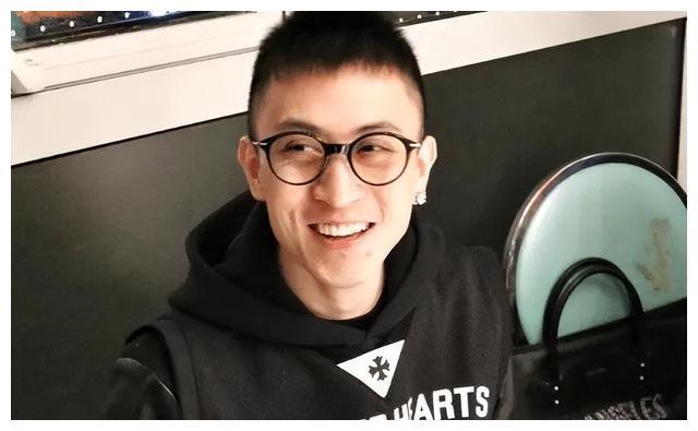 秦奋背景经历曝光,曾与阿娇关系匪浅,父亲是知名"叠码仔"